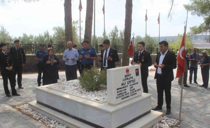 Yavuzeli’nde 15 Temmuz şehitleri anma programı kapsamında şehitlik ziyaret edildi