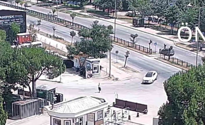 Yaya geçidinden geçen yayaya otomobil çarptı