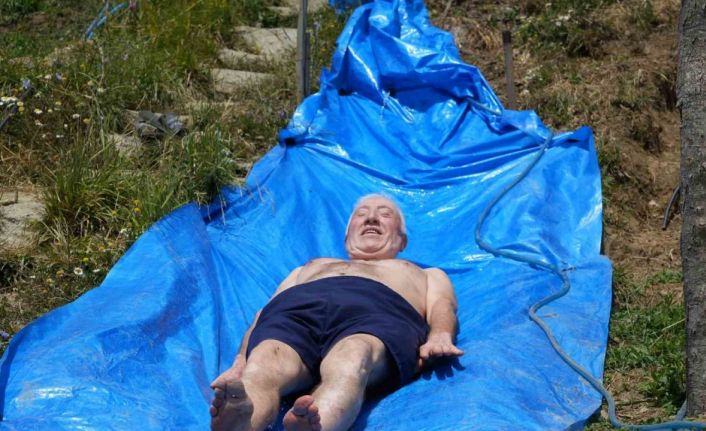 Yaz sıcağına ilginç çözüm: Köydeki evinin bahçesine kendi aquaparkını yaptı