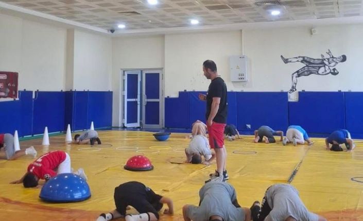 Yaz spor okullarıyla Muş’ta güreş kültürü gençlere aktarılıyor