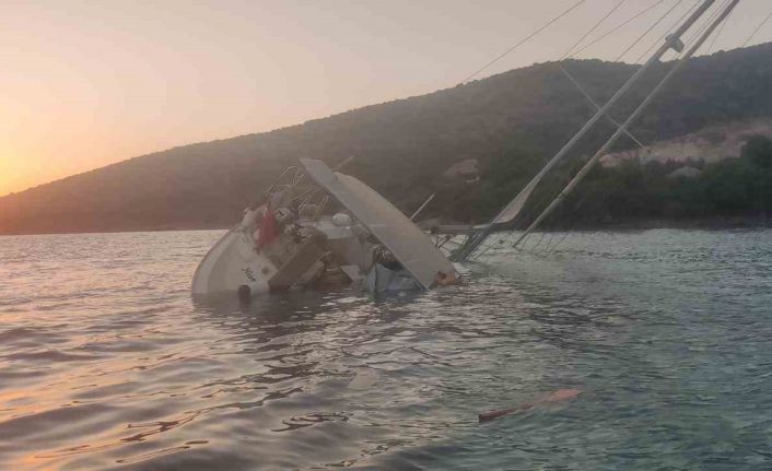 Yelkenli kayalıklara çarptı, su almaya başladı: 5 kişi teknelerle tahliye edildi