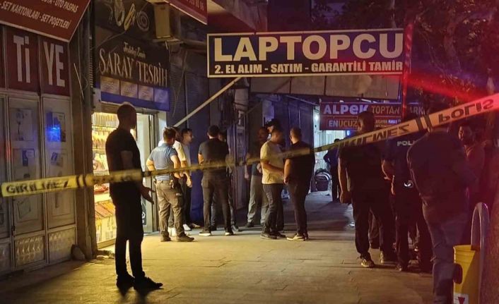 Yemek yerken çıkan tartışmada karısını öldürdü