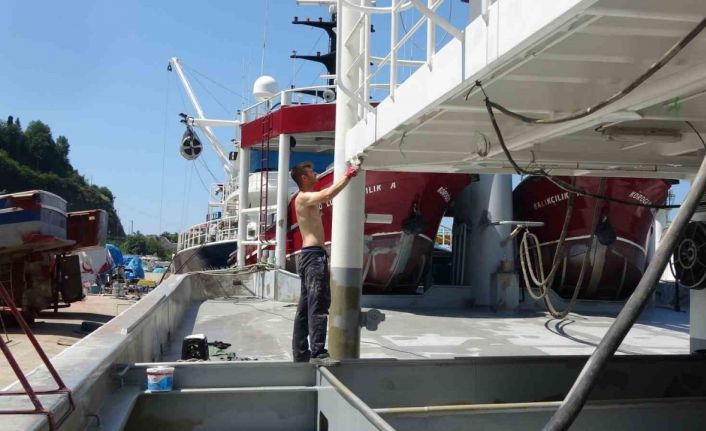 Yeni sezon öncesi teknelerde boya ve bakım mesaisi sürüyor