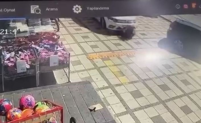 Yere çömelip poşetleriyle uğraşırken arabanın altında kaldı