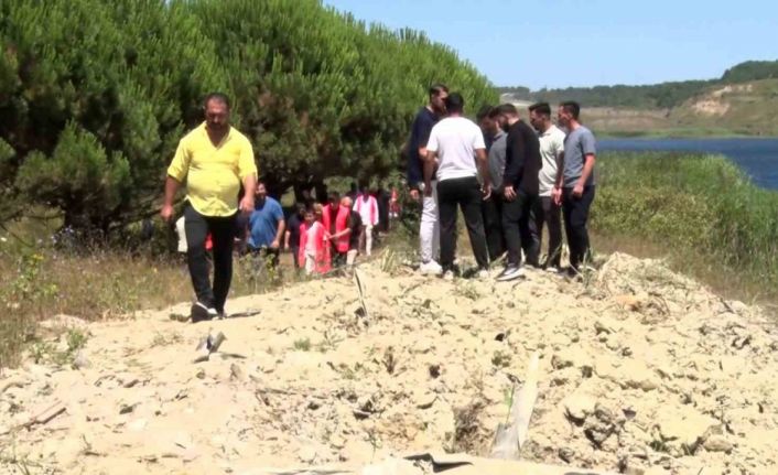 Yeşilel Derneği, İBB’nin hafriyat döküm sahası ilan ettiği Mavi Göl’de eylem yaptı