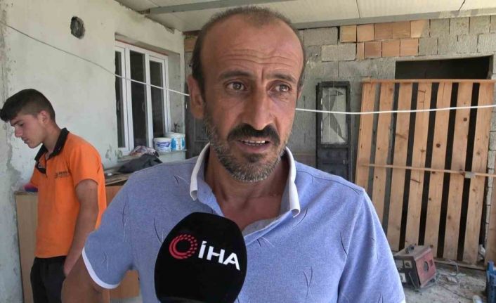 Yılana benzerliğiyle dikkat çeken 1 buçuk metrelik kertenkele kameralara yakalandı