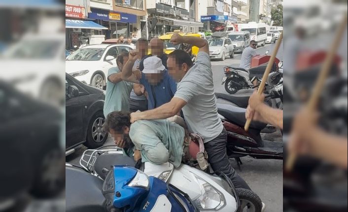 Yol ortasında öldüresiye darbettiler: O anlar kamerada