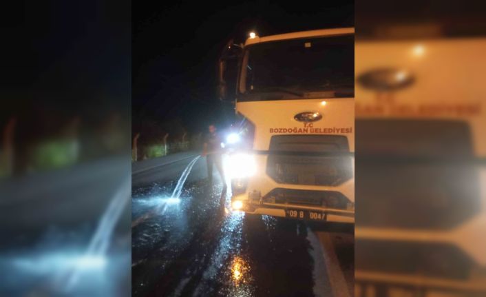 Yola dökülen yağ, belediye ekiplerince temizlendi