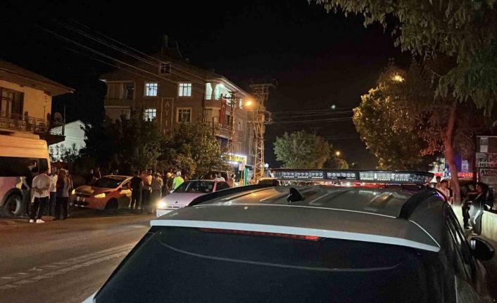 Yola fırlayan çocuğa iki otomobil çarptı