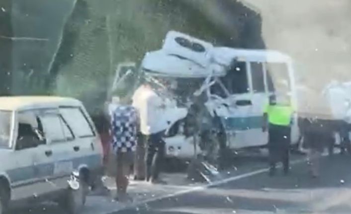 Yolcu minibüsü kamyonla çarpıştı: 2’si Ağır 4 Yaralı