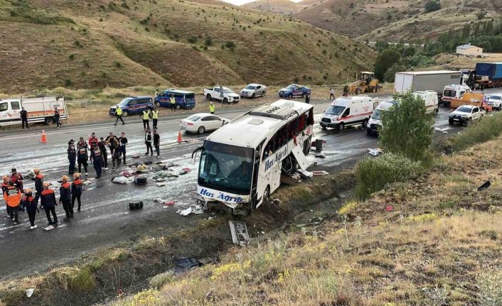 Yolcu otobüsü dağ yamacına çarptı: 4 ölü, 33 yaralı