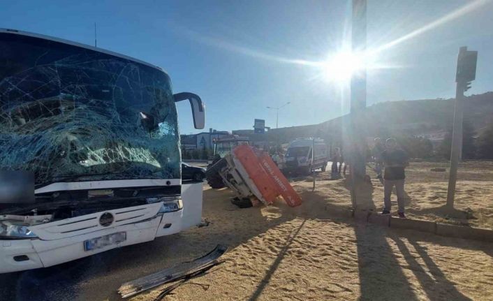 Yolcu otobüsü ile traktör çarpıştı: 3 yaralı