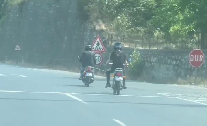 Yolda arızalanan motosiklet, başka bir motosikletliyle halata bağlanarak ilerledi