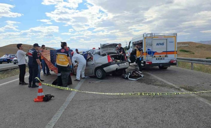 Yozgat’ta kamyonla otomobillin karıştığı kazada 3 kişi öldü 2 kişi yaralandı