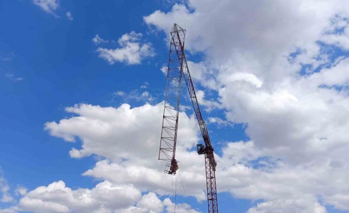 Yük zincirinden kopan çengel, inşaat işçisinin üzerine düştü