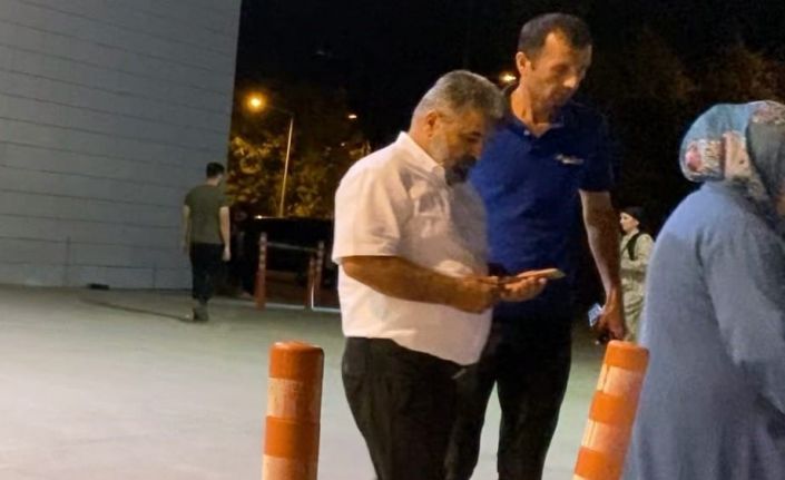 Yüksek sesle müzik dinleyen çocukları attığı şişeyle vurdu