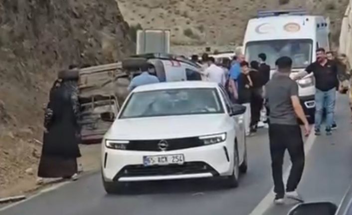 Yüksekova-Van kara yolunda kaza: 5 yaralı