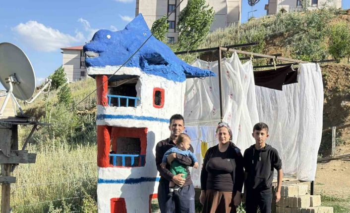 Yüksekova’da görenleri şaşırtan gemi ve yunus figürlü ev maketi