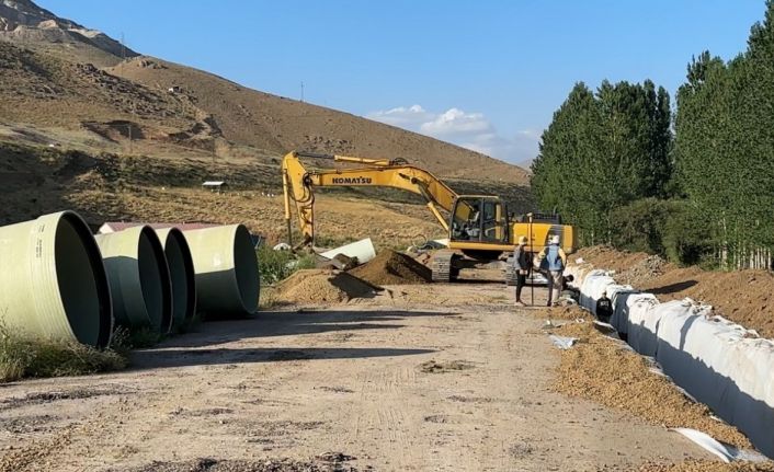 Yüksekova’nın tarımı için boru döşeme çalışmaları sürüyor