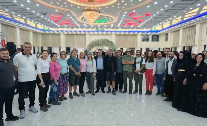 Yüksekova’yı gezen yerli turistler düğünde halay çekti