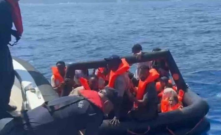 Yunanistan’ın geri ittiği can sallarındaki düzensiz göçmenler kurtarıldı