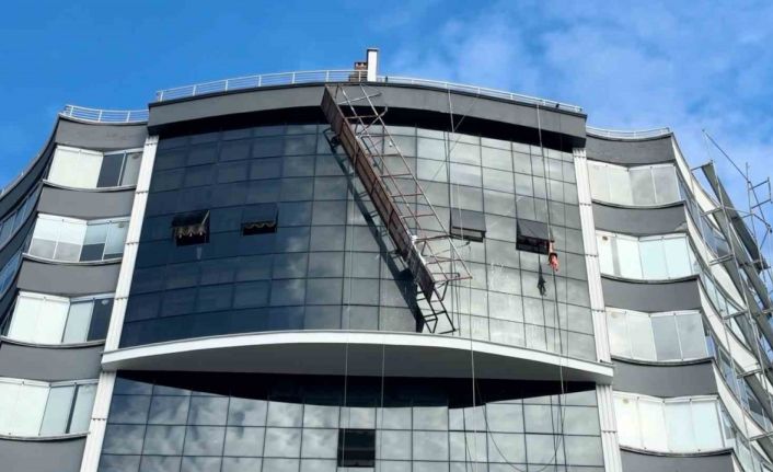 Yürekleri ağza getiren görüntü: 11. katta iskele koptu, işçiler ölümden döndü