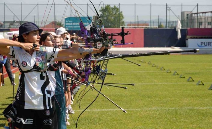 Yüzlerce okçu yay gerdi, hedefe ok attı