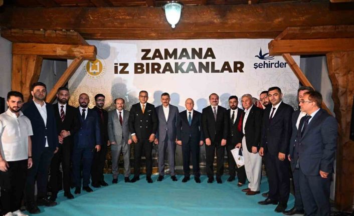 Zamana iz bırakanlara teşekkür ve plaket