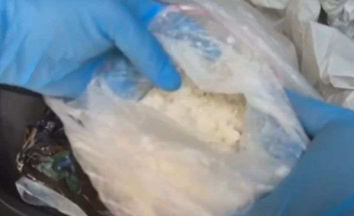 Zehir taciri aracındaki 1 kilo kokain ile yakalandı