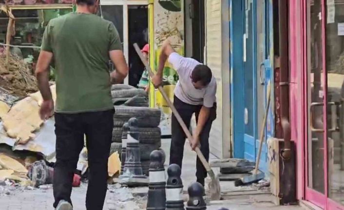 Zonguldak’ta yıkım sırasında molozlar yola döküldü