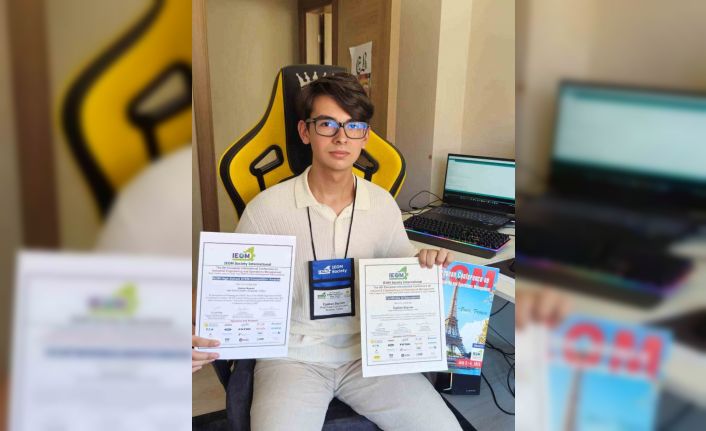 16 yaşındaki Egehan, Yapay Zeka Destekli Giyilebilir Bebek Kıyafeti ile dünya birincisi oldu