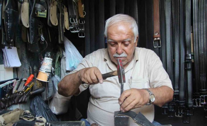 2 metrekarelik dükkanında 60 yıldır baba mesleğini yaşatıyor