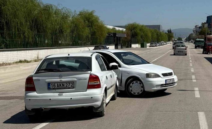 2 otomobil çarpıştı : 2 yaralı