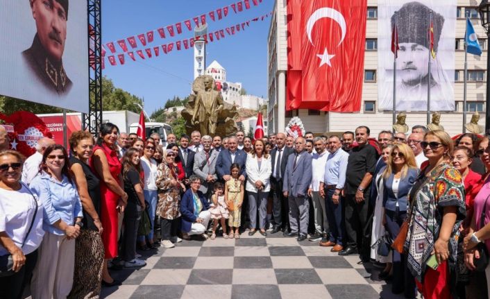 30 Ağustos Zafer Bayramı kutlamaları çelenk sunumu ile başladı