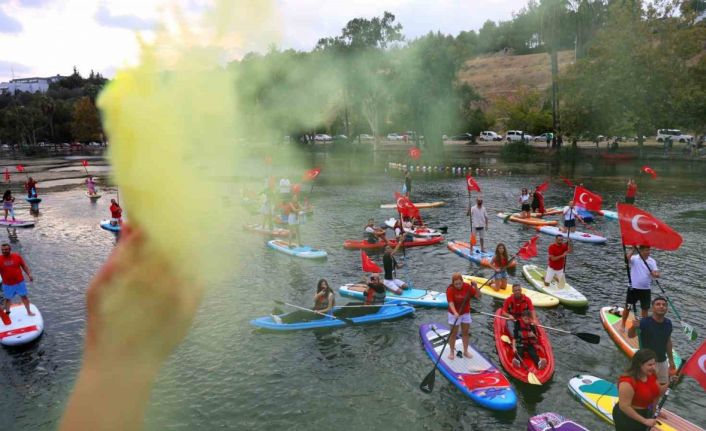 30 Ağustos’ta Türk bayraklı su korteji görsel şölen oluşturdu