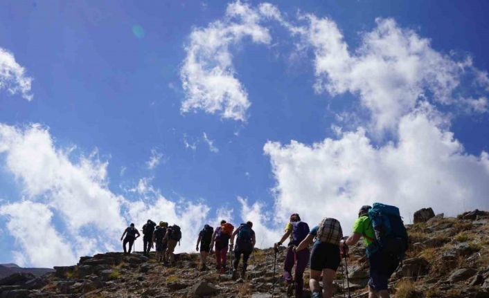 34 dağcı Yüksekova Sat Gölleri’nde doğa yürüyüşü gerçekleştirdi