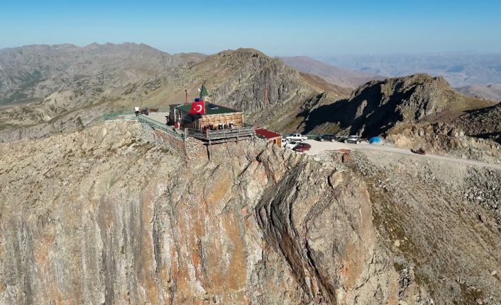 3 bin metredeki mescid yörede "Kırkların buluşma yeri" inancıyla anılıyor