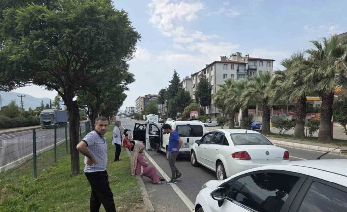 3 otomobil bir birine girdi, 1 bebek ve çocuk yaralandı