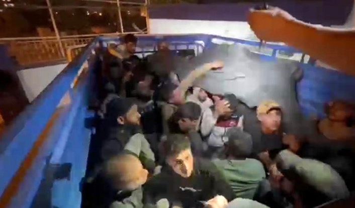 42 göçmen üzeri fileyle kapatılan kamyonet kasasında yakalandı