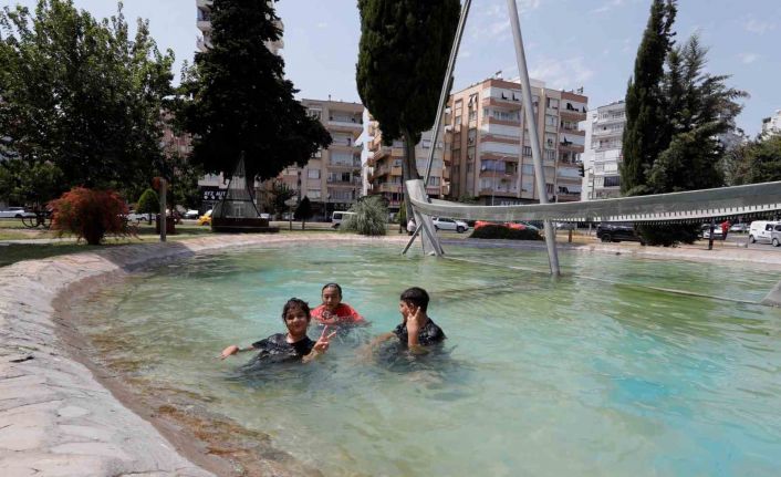 44 derecelik sıcaktan bunalan çocuklar süs havuzunda serinledi