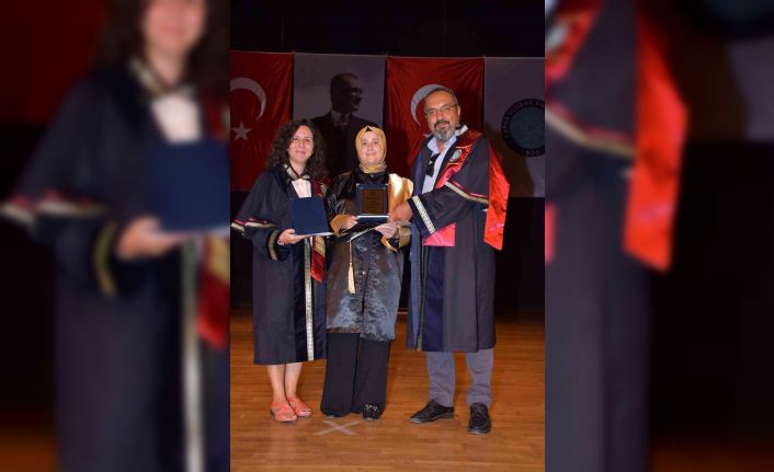 50 yaşındaki 5 çocuklu anne, üniversitede bölüm birincisi oldu