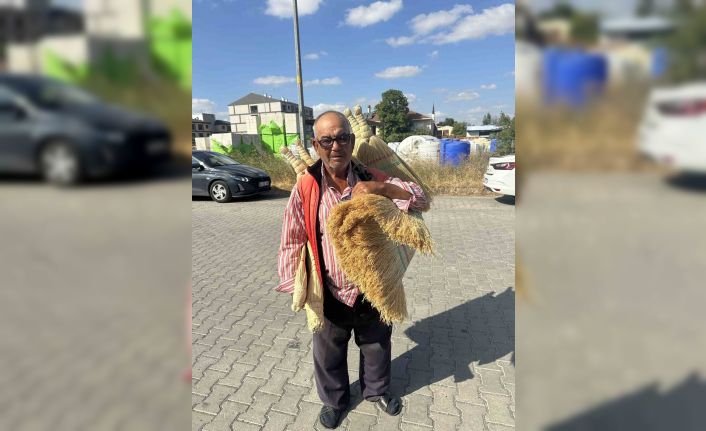 56 yıldır yollarda süpürge satarak geçimini sağlıyor