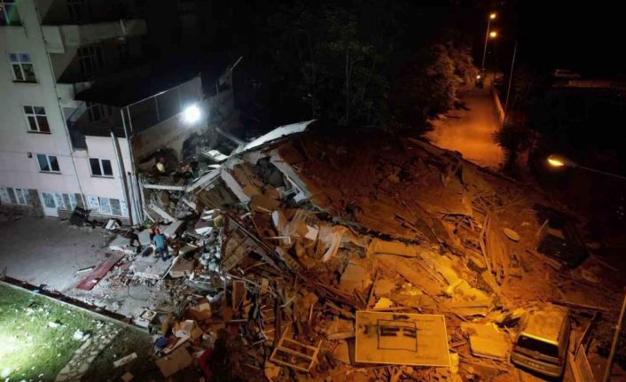 6,1’lik depremde 1 kişinin hayatını kaybettiği enkaz havadan görüntülendi