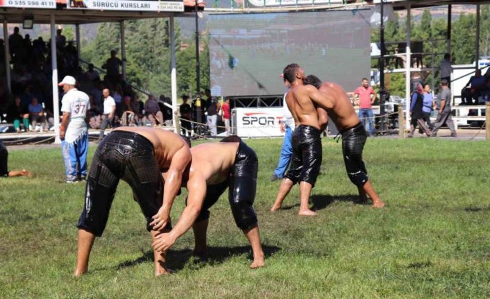 700 pehlivan Beyağaç Hüseyin Çokal Güreşleri’nde er meydanının tozunu attırdı