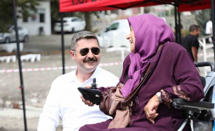 76 yaşındaki bedensel engelli kadın, ömründe ilk kez denizi gördü