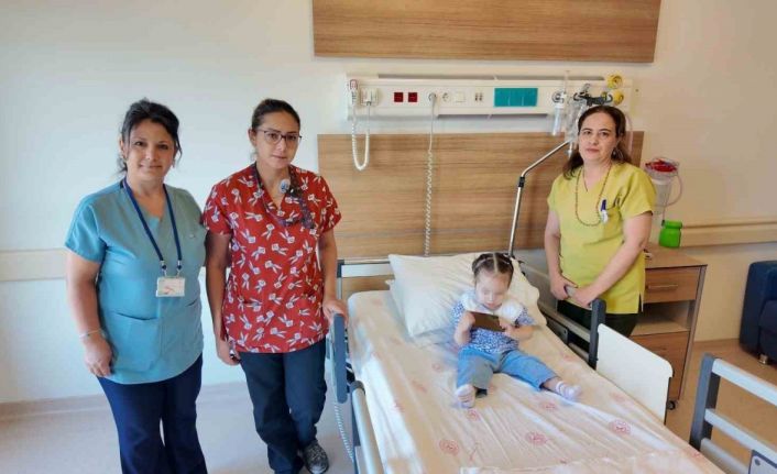 8 aylık bebeğin böbreğinden 15 milimetrelik taş çıktı