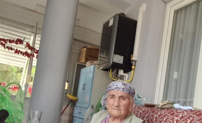 96 yaşında, azmiyle gençlere taş çıkartıyor