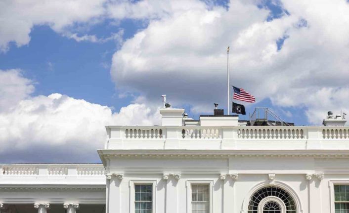 ABD’de ilkokul saldırısının ardından bayraklar yarıya indirildi