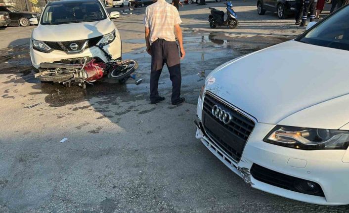 Aceleci çırak motosiklet ile iki araca çarpıp durabildi