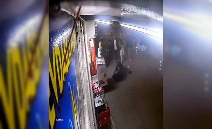 Adamların kavgasına kadın da tekme ile karıştı